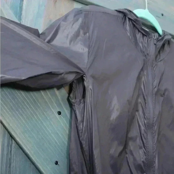 Fabletics Women's Kali Jacket
Medium Hooded Packable Lightweight Nylon Vent NWOT - Picture 5 of 6